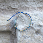 Charger l'image dans le visualiseur de galerie, Bracelet en perle de verre Miyuki de couleur bleu ombré posé sur un mur de pierres blanches