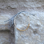 Charger l'image dans le visualiseur de galerie, Bracelet topaze ombrée et argent en perle de verre Miyuki sur mur en pierres blanches