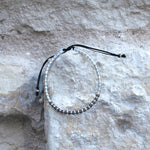 Charger l'image dans le visualiseur de galerie, Bracelet gris ombré et argent en perle de verre Miyuki sur mur de pierre. Fabriqué à Saumur, France