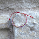 Charger l'image dans le visualiseur de galerie, Bracelet femme rouge ombré et or en perle de verre Miyuki pose sur mur en pierres.