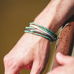 Charger l'image dans le visualiseur de galerie, Bracelets "Je suis unique" sur poignet d'homme.