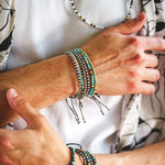 Charger l'image dans le visualiseur de galerie, modèle homme avec stack de plusieurs bracelets en perles de verre Miyui
