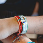 Charger l'image dans le visualiseur de galerie, "JE SUIS UNIQUE" Bracelet perle Miyuki noir, perle blanche