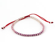 Bracelet espoir rouge ombré et argent en perle de verre Myuki, fil rouge. Fermoir coulissant ajustable. Fabriqué à Saumur, France