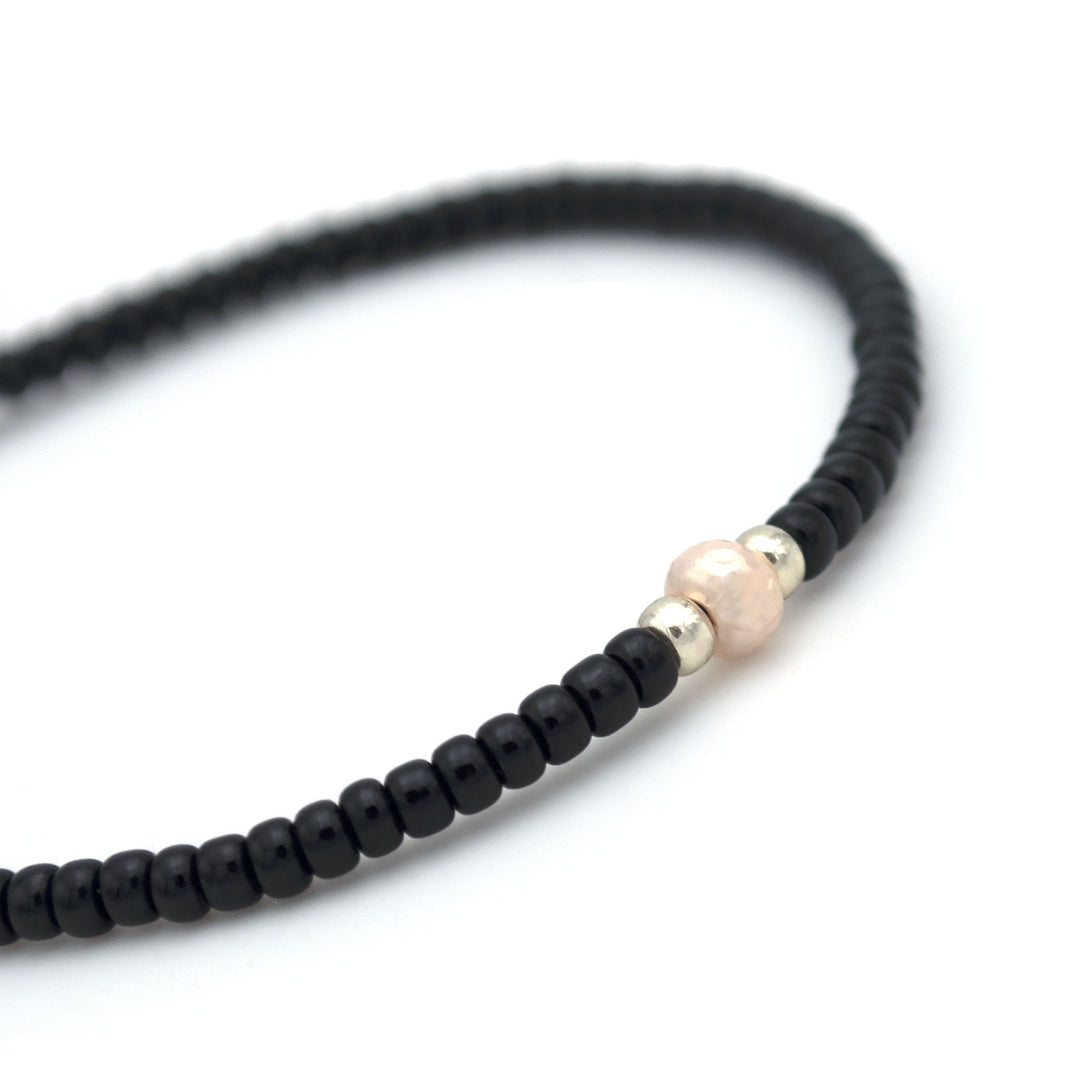 "JE SUIS UNIQUE" Bracelet perle Miyuki noir, perle blanche