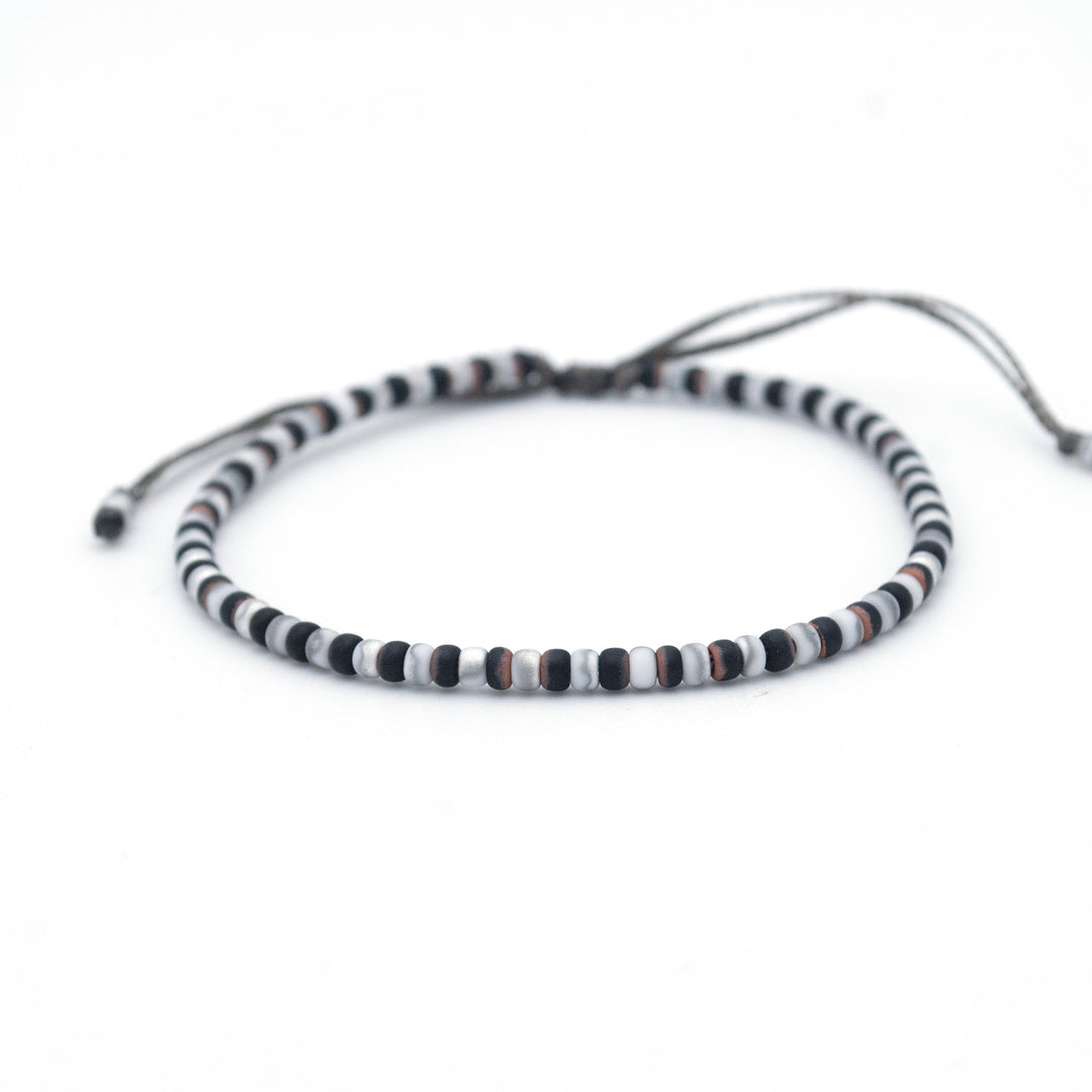 Bracelet homme "fais un vœu" de couleur noir sunset et gris mat, vue de face.