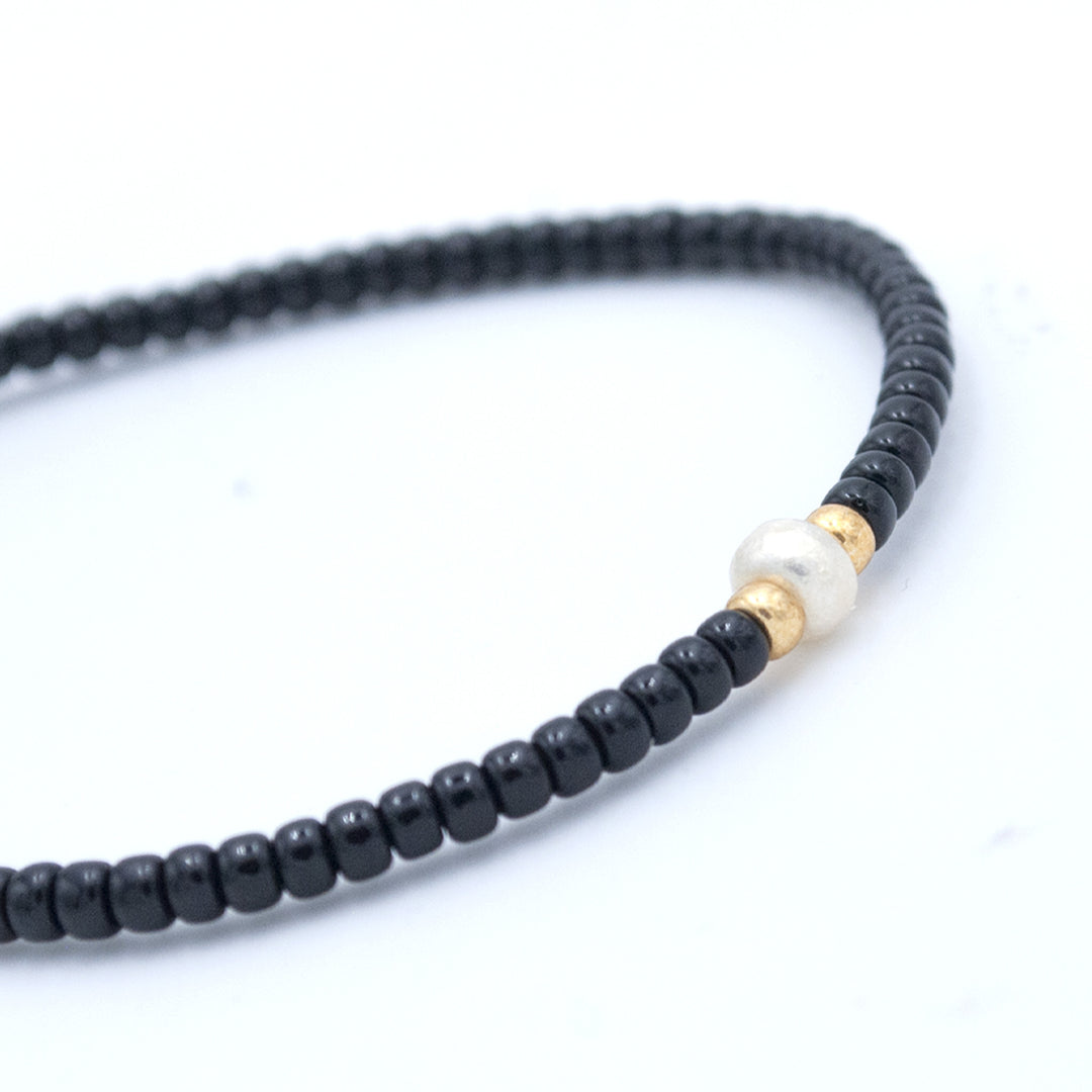 "JE SUIS UNIQUE" Bracelet perle Miyuki noir, perle blanche